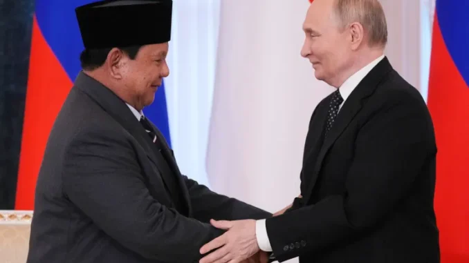AP25170541649581-1750353036 Presidente da Rússia, Vladimir Putin, aperta a mão do presidente da Indonésia, Prabowo Subianto, após reunião no Fórum Econômico Internacional de São Petersburgo.