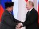Presidente da Rússia, Vladimir Putin, aperta a mão do presidente da Indonésia, Prabowo Subianto, após reunião no Fórum Econômico Internacional de São Petersburgo.