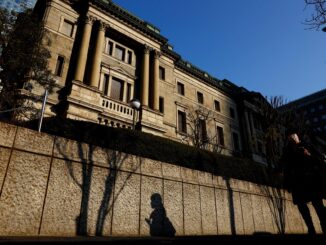 Passante caminhando em frente à sede do Banco do Japão em Tóquio, Japão, janeiro de 2025.