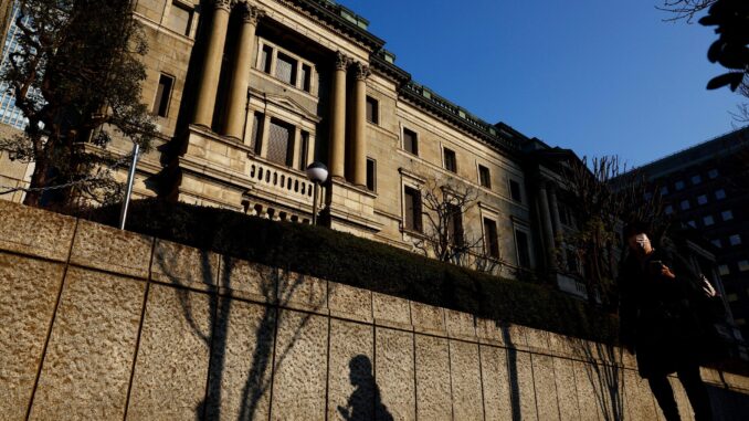 DUBEX2FJCZITHFJBGGHSRN5AQY Passante caminhando em frente à sede do Banco do Japão em Tóquio, Japão, janeiro de 2025.