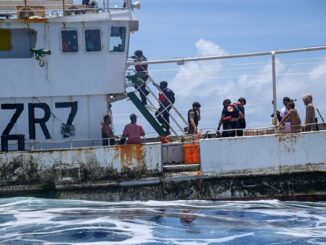 Equipe da Guarda Costeira dos EUA e autoridades de Vanuatu abordando um barco pesqueiro na Zona Econômica Exclusiva de Vanuatu, Pacífico Sul, em fevereiro de 2024.