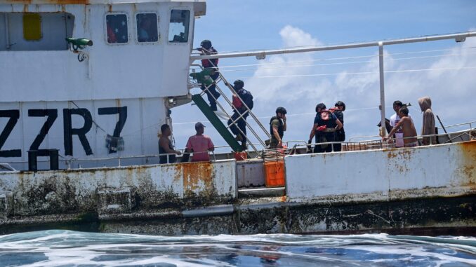 I3ZJ7EACT5ISNILSYWUOPWT7RE Equipe da Guarda Costeira dos EUA e autoridades de Vanuatu abordando um barco pesqueiro na Zona Econômica Exclusiva de Vanuatu, Pacífico Sul, em fevereiro de 2024.