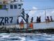 Equipe da Guarda Costeira dos EUA e autoridades de Vanuatu abordando um barco pesqueiro na Zona Econômica Exclusiva de Vanuatu, Pacífico Sul, em fevereiro de 2024.