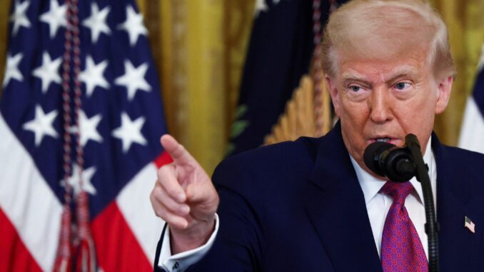 IWAOLYEA3ZIM7GNUI2R5IPLP6U Donald Trump fala antes de assinar resoluções que anulam regras ambientais da Califórnia sobre caminhões de emissão zero e limites de NOx.