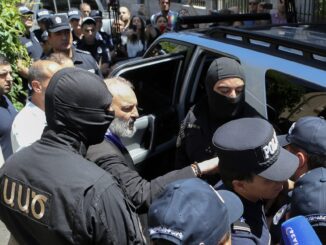 Oficiais da Segurança Nacional da Armênia prendem o arcebispo Bagrat Galstanyan em Yerevan, junho de 2025.