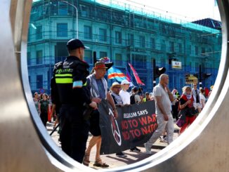 Pessoas participam de uma marcha contra a próxima cúpula de líderes da OTAN em Haia, Países Baixos, em 22 de junho de 2025.