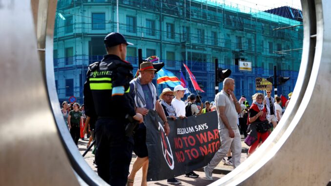 PQUTEAQ2CVO3DFDZ7N3J4ZWCQ4 Pessoas participam de uma marcha contra a próxima cúpula de líderes da OTAN em Haia, Países Baixos, em 22 de junho de 2025.