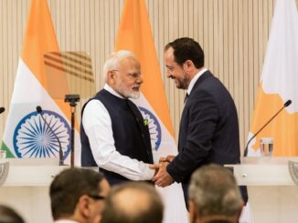 Primeiro-ministro Narendra Modi cumprimenta o presidente cipriota Nikos Christodoulides no Palácio Presidencial em Nicósia, Chipre, em 16 de junho de 2025.