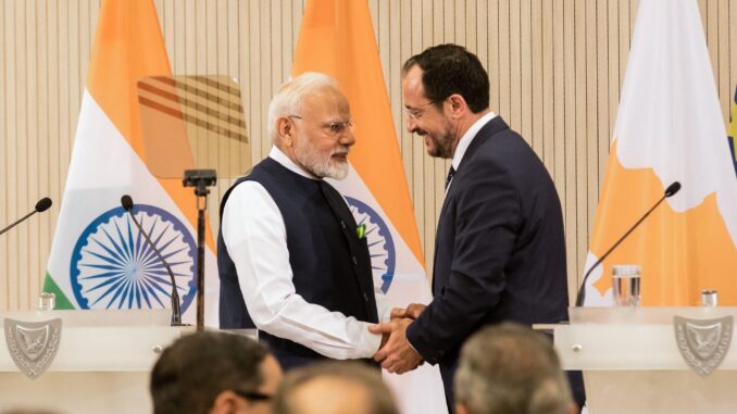 SKCA5G62CFP2PCNTQIZPJTDNHE Primeiro-ministro Narendra Modi cumprimenta o presidente cipriota Nikos Christodoulides no Palácio Presidencial em Nicósia, Chipre, em 16 de junho de 2025.