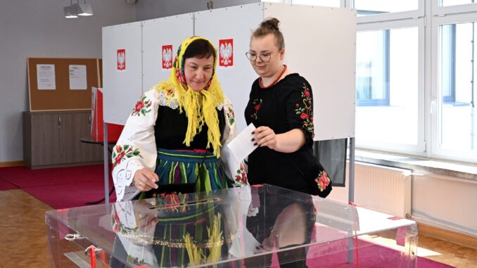 VO4GPMKZSVOOFN5HXWCBERXKZ4 Mulher vestida com roupas tradicionais votando na segunda rodada da eleição presidencial em Gluchow, Polônia, 1º de junho de 2025.
