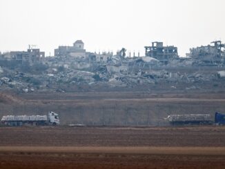 Caminhões carregados com ajuda humanitária cruzam a fronteira entre Israel e Gaza em direção ao enclave, vistos do lado israelense.