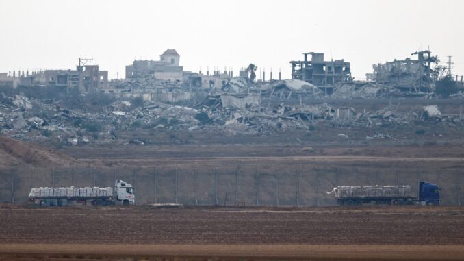 XQBLH4E4BFMUZERJS3KGIHEBOI Caminhões carregados com ajuda humanitária cruzam a fronteira entre Israel e Gaza em direção ao enclave, vistos do lado israelense.