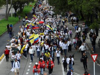Pessoas participam de marcha em apoio ao senador colombiano Miguel Uribe Turbay após atentado, em Bogotá, 8 de junho de 2025.
