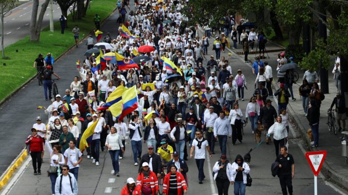ZKMQCJHMUFJ3BIH5K2K6BOFPPQ Pessoas participam de marcha em apoio ao senador colombiano Miguel Uribe Turbay após atentado, em Bogotá, 8 de junho de 2025.