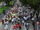 Pessoas participam de marcha em apoio ao senador colombiano Miguel Uribe Turbay após atentado, em Bogotá, 8 de junho de 2025.