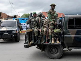 Membros do grupo rebelde M23 embarcando em veículos em Goma, Província de North Kivu, leste da RDC, em 7 de abril de 2025.