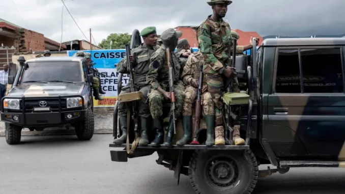 reuters_6853e4dd-1750328541 Membros do grupo rebelde M23 embarcando em veículos em Goma, Província de North Kivu, leste da RDC, em 7 de abril de 2025.