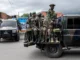 Membros do grupo rebelde M23 embarcando em veículos em Goma, Província de North Kivu, leste da RDC, em 7 de abril de 2025.