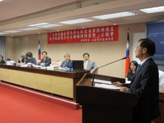 Parlamentares reunidos em sessão no Legislative Yuan, o parlamento de Taiwan, com bandeiras de Taiwan ao fundo.