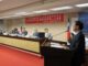 Parlamentares reunidos em sessão no Legislative Yuan, o parlamento de Taiwan, com bandeiras de Taiwan ao fundo.
