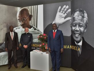 Primeiro-ministro Narendra Modi durante visita à Fundação Nelson Mandela em Joanesburgo, simbolizando cooperação entre Índia e África.