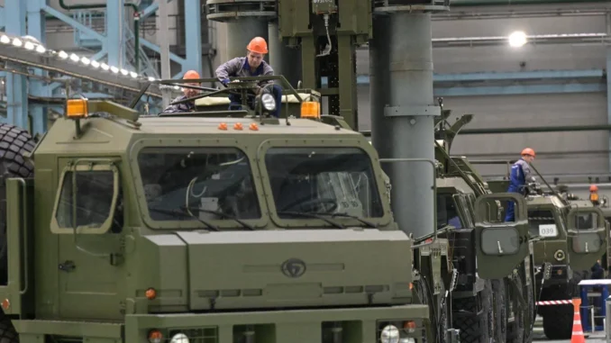 2025-05-30-russian-military-vehicle-factory-1246325241 (1) Operários russos trabalham na montagem de veículos militares em fábrica de defesa.