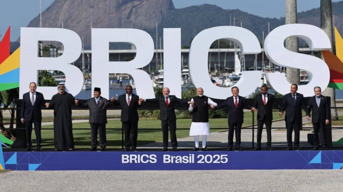 2025-07-08-brics-summit-russia-2223165142 Líderes da cúpula dos BRICS no Rio de Janeiro, 6–7 de julho de 2025, durante sessão plenária sobre reforma da governança global.