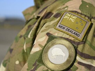 Uniforme militar com emblema da Nova Zelândia em destaque.