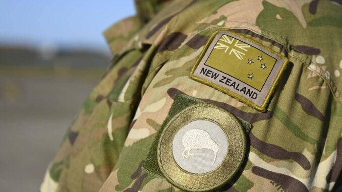 2025-07-16-new-zealand-2225039102 Uniforme militar com emblema da Nova Zelândia em destaque.