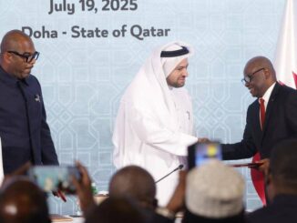 Sumbu Sita Mambu observa enquanto Mohammed al-Khulaifi, negociador-chefe do Catar, cumprimenta Benjamin Mbonimpa, secretário executivo do M23, em Doha, 19 de julho de 2025.