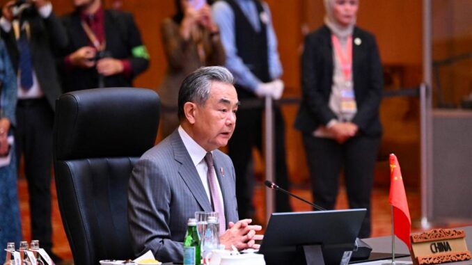 Ministro das Relações Exteriores da China, Wang Yi, em reunião diplomática com ministros da ASEAN em Kuala Lumpur, 2025.
