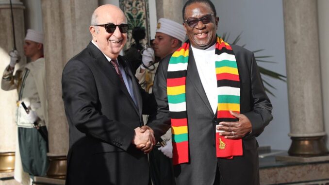 Presidentes Abdelmadjid Tebboune (Argélia) e Emmerson Mnangagwa (Zimbábue) apertando as mãos durante visita oficial em Argel.