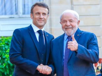 Presidente Emmanuel Macron e presidente Luiz Inácio Lula da Silva apertando as mãos durante encontro oficial em Paris, março de 2024.