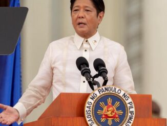 Presidente filipino Ferdinand Marcos Jr. discursando em evento oficial em Washington durante visita para negociações comerciais com os Estados Unidos em julho de 2025.