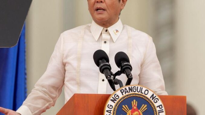 62310419_804 Presidente filipino Ferdinand Marcos Jr. discursando em evento oficial em Washington durante visita para negociações comerciais com os Estados Unidos em julho de 2025.