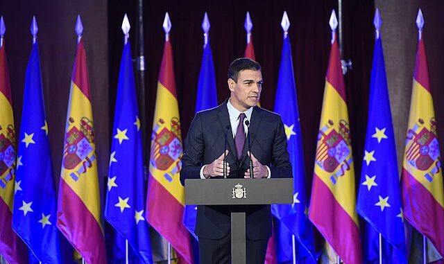 640px-Pedro_Sánchez_conferencia__Proteger_el_ideal_de_Europa__01 Pedro Sánchez discursando em conferência com bandeiras da Espanha e da União Europeia ao fundo.