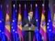 Pedro Sánchez discursando em conferência com bandeiras da Espanha e da União Europeia ao fundo.