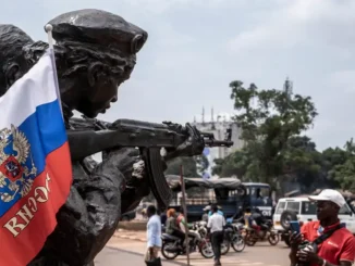 Bandeira russa colocada em estátua de combatente na República Centro-Africana
