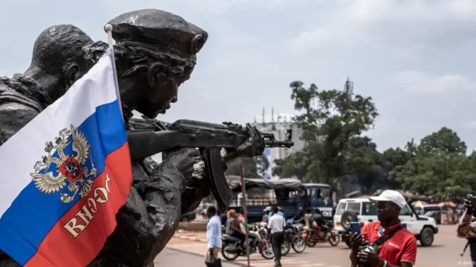 68157652_1004 Bandeira russa colocada em estátua de combatente na República Centro-Africana