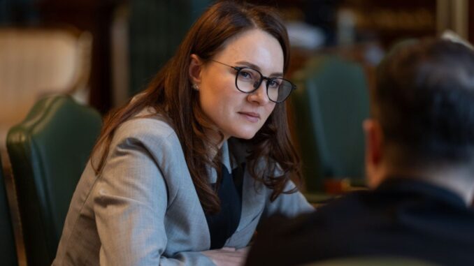 Yulia Svyrydenko em reunião oficial no gabinete do governo ucraniano, julho de 2025