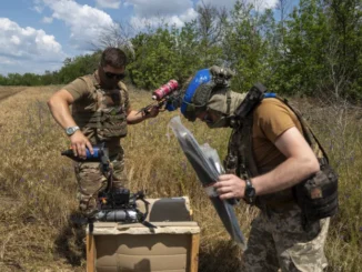 Soldados ucranianos testam drones antes de irem para a linha de frente em Donetsk, Ucrânia, em 17 de junho de 2025