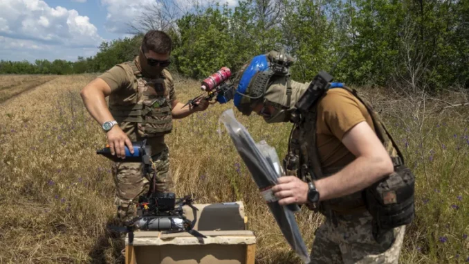 Soldados ucranianos testam drones antes de irem para a linha de frente em Donetsk, Ucrânia, em 17 de junho de 2025