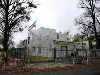 Embaixada do Irã em Berlim, Alemanha, vista externa com bandeira iraniana ao vento.