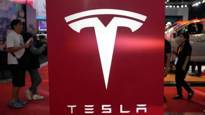 Tesla enfrenta concorrência crescente de marcas chinesas mais baratas no mercado global de veículos elétricos.
