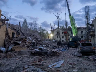 Edifício residencial destruído na Ucrânia após ataque aéreo russo em 2025