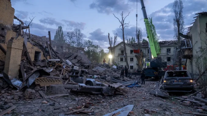 AP25114309330485-1745486190 Edifício residencial destruído na Ucrânia após ataque aéreo russo em 2025