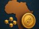Mapa da África em marrom sobre um fundo azul escuro com circuitos digitais, acompanhado de um ícone de blockchain representado por cubos conectados e uma moeda dourada com o símbolo de corrente digital.