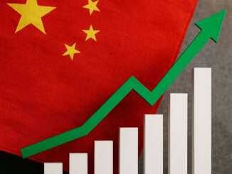 Bandeira da China com gráfico de crescimento econômico representado por uma seta ascendente.