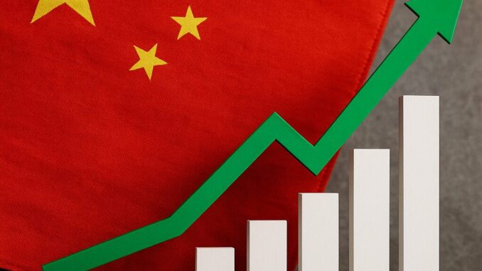 Crescimento do PIB da China atinge 5,2% no 2º trimestre, apesar de desafios estruturais Bandeira da China com gráfico de crescimento econômico representado por uma seta ascendente.
