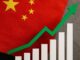 Bandeira da China com gráfico de crescimento econômico representado por uma seta ascendente.